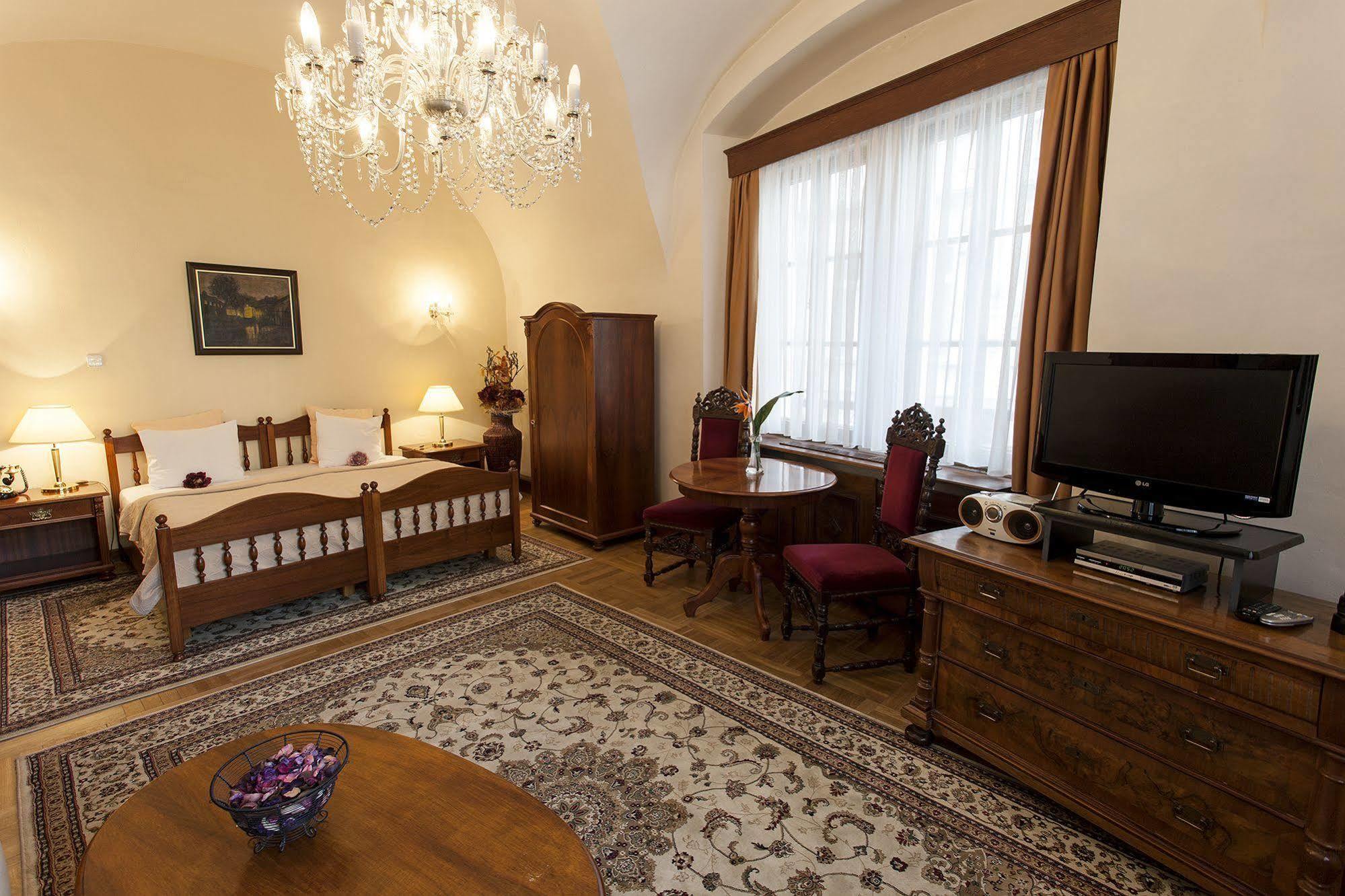 פראג Hotel Aurus By Adrez מראה חיצוני תמונה